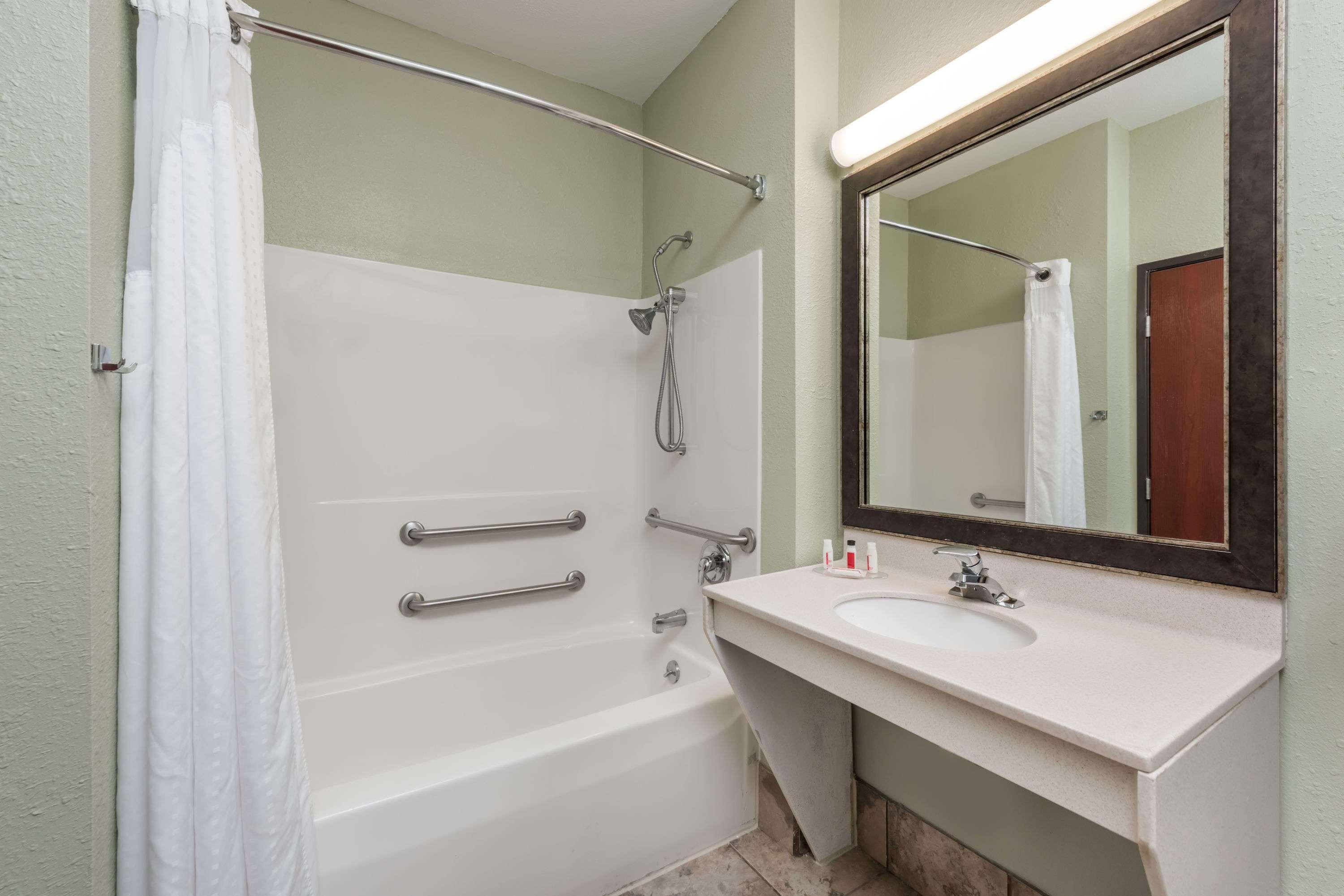 Seasons Inn & Suites Highland Εξωτερικό φωτογραφία